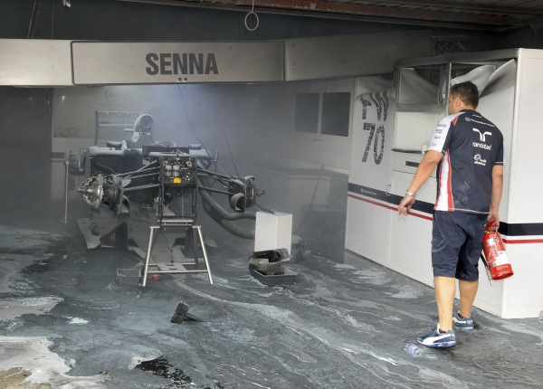 Ga-ra đội đua F1 Williams cháy mù mịt 6
