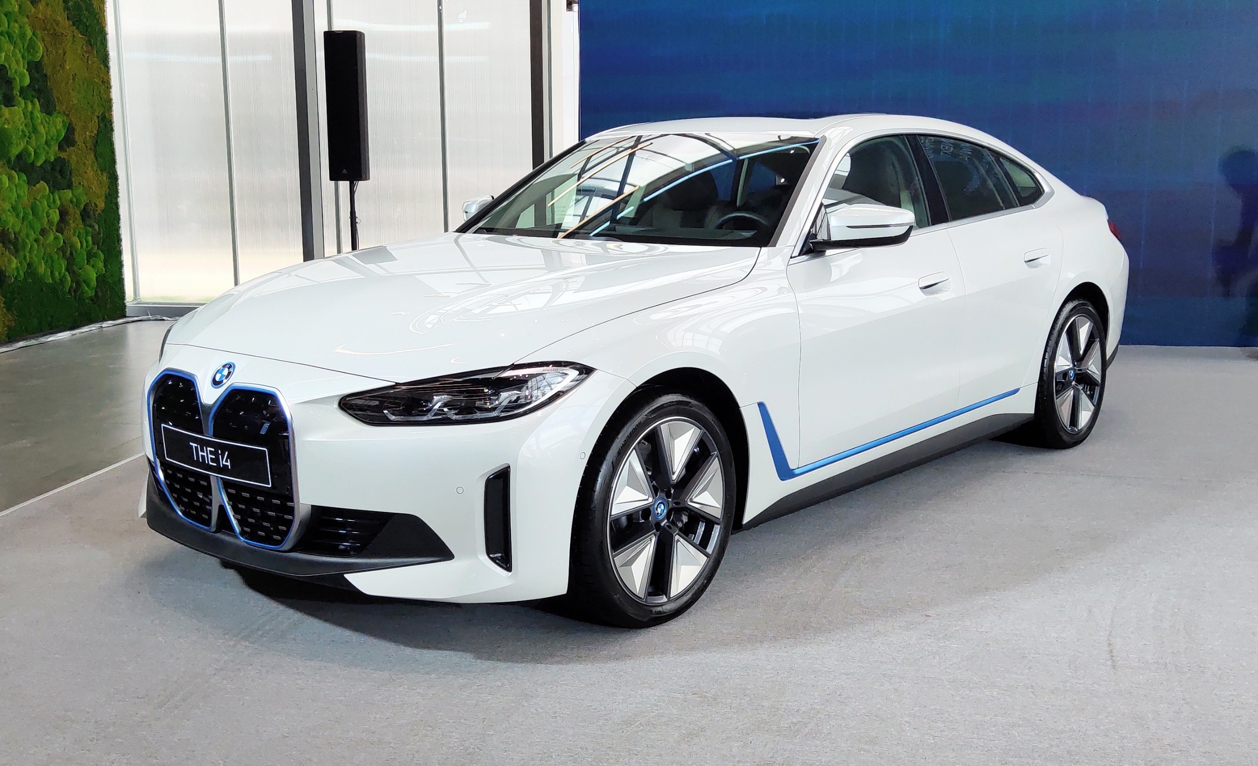 Chi tiết xe điện BMW i4 và iX3 2023 giá từ 3,499 tỷ tại Việt Nam