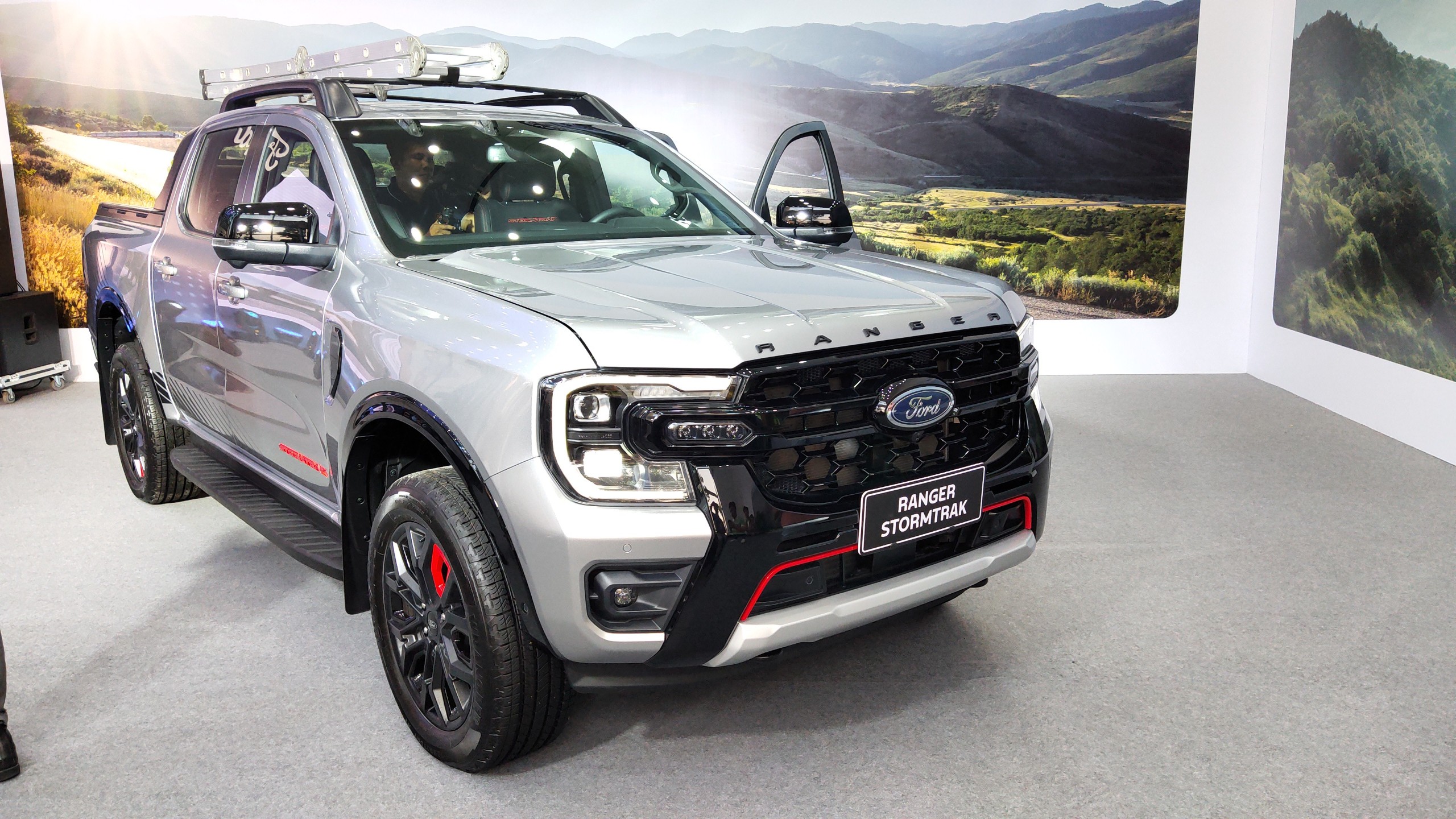 Có nên mua Ford Ranger Stormtrak vừa ra mắt với giá 1,039 tỷ đồng?