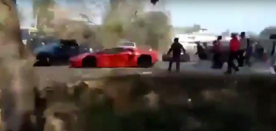 Siêu xe  Lamborghini và Ferrari “suýt chết” vì bị ném đá dữ dội