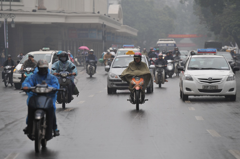Điều khiển xe máy an toàn trời mưa phùn