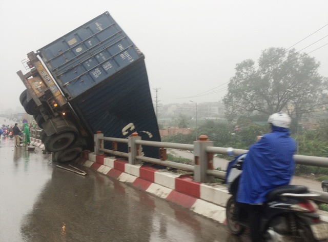 Xe container vắt ngang thành cầu Thanh Trì