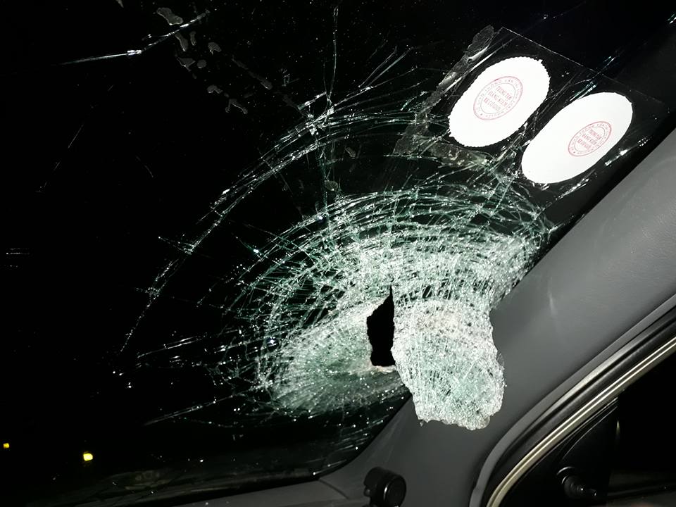 Xe hơi bị ném vỡ kính trên đường Hà Nội - Thái Nguyên