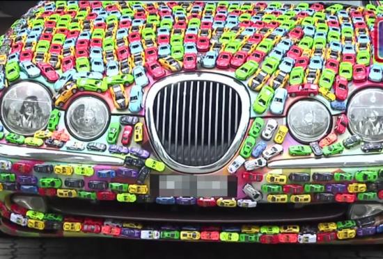 Trang trí xe  Jaguar S-Type bằng hàng nghìn xe đồ chơi 1