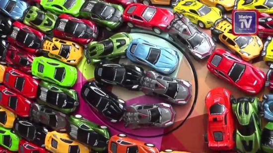 Trang trí xe  Jaguar S-Type bằng hàng nghìn xe đồ chơi 2
