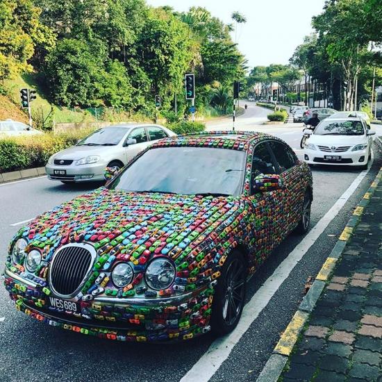 Trang trí xe  Jaguar S-Type bằng hàng nghìn xe đồ chơi 3