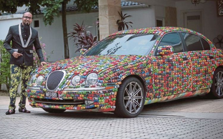 “Sơn” Jaguar S-Type bằng hàng nghìn xe đồ chơi
