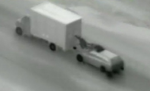 Trộm “cuỗm” iPhone từ xe tải đang chạy như phim hành động