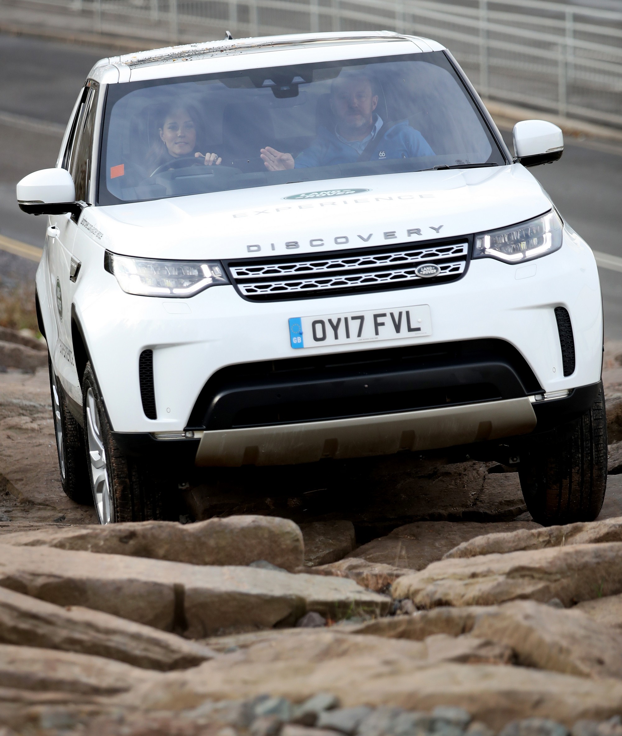 Vợ chồng hoàng tử Anh “trải nghiệm” nhà máy Land Rover 5