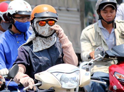 Đi xe máy, chống chọi ra sao với trời nắng nóng?