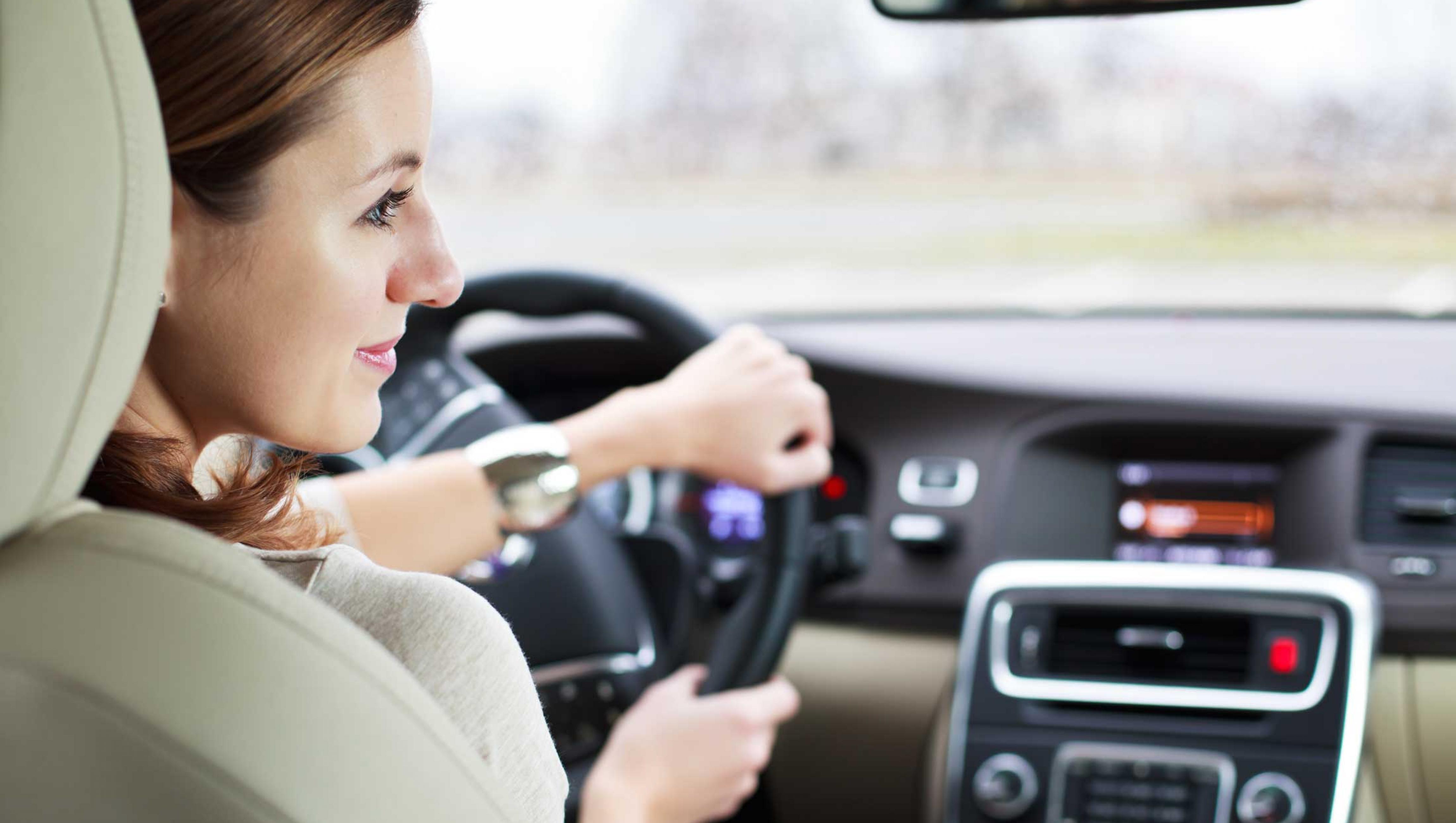 Kinh nghiệm lái xe an toàn cho tài xế nữ