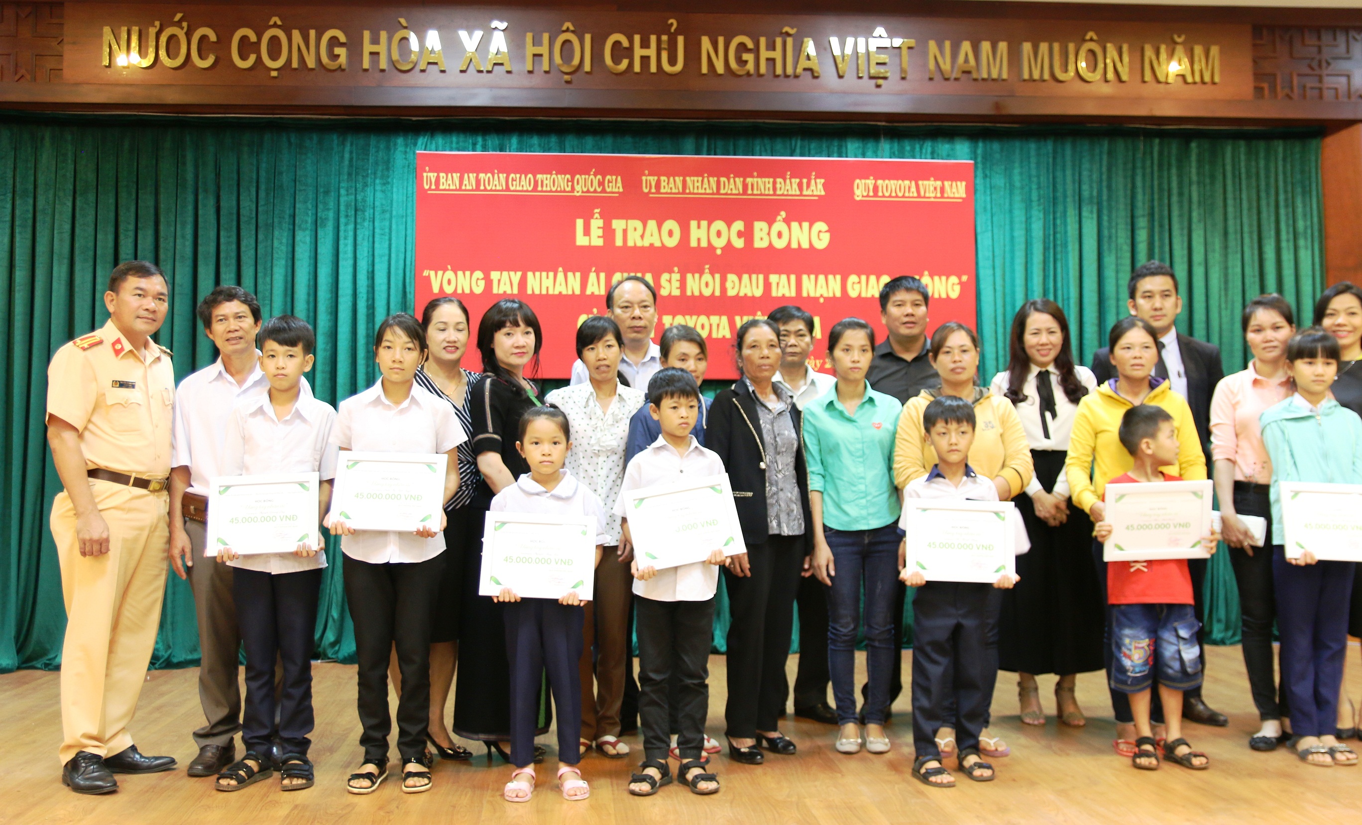 Toyota Việt Nam tặng học bổng 405 triệu tại Đắk Lắk