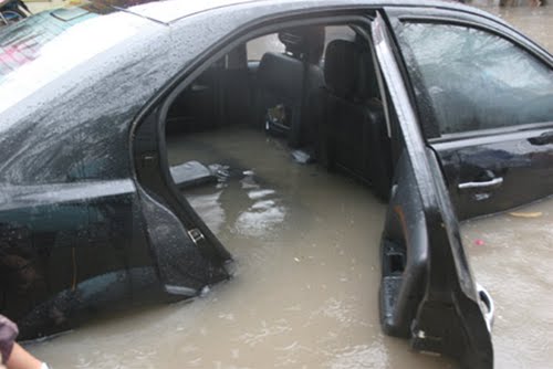 Khi xe hơi bị ngập nước trên đường thì nên làm gì?