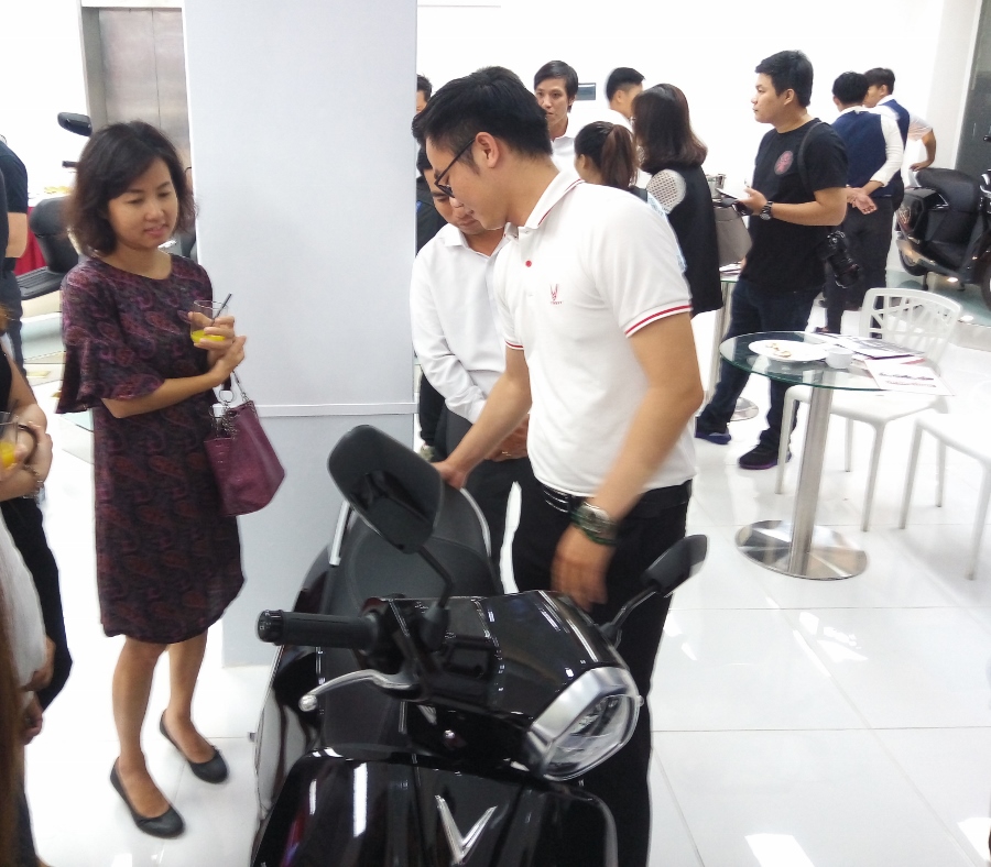 Chuyên viên Vinfast tư vấn thêm cho khách Sài Gòn về xe máy điện Klara