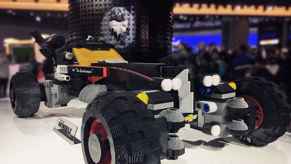 Siêu xe người dơi bằng Lego quấy phá Detroit Auto Show 2017