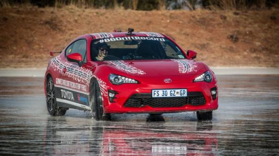 jesse-adams-drift-xe-toyota-gt86-ky-luc-guinness-the-gioi-anh6