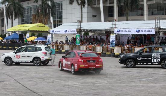 Subaru biểu diễn văng lật xe thót tim tại sân Mỹ Đình_ảnh2