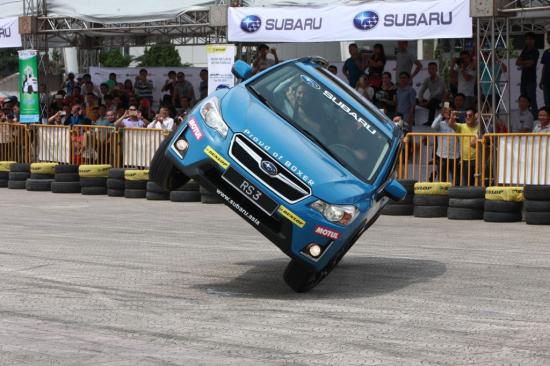 Subaru biểu diễn văng lật xe thót tim tại sân Mỹ Đình_ảnh9