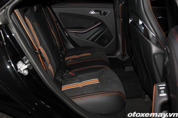 OTXM-Trien-lam-o-t0-2016-Mercedes05.jpg Màn trình diễn của Mercedes-Benz tại VMS 2015
