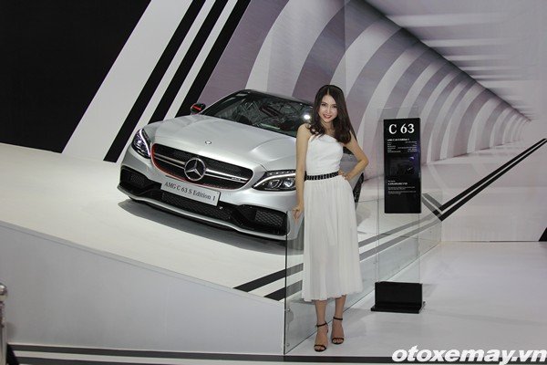 OTXM-Trien-lam-o-t0-2016-Mercedes02.jpg Màn trình diễn của Mercedes-Benz tại VMS 2015