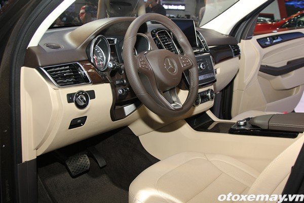 OTXM-Trien-lam-o-t0-2016-Mercedes09.jpg Màn trình diễn của Mercedes-Benz tại VMS 2015