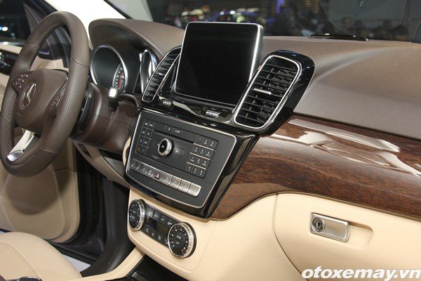 OTXM-Trien-lam-o-t0-2016-Mercedes10.jpg Màn trình diễn của Mercedes-Benz tại VMS 2015
