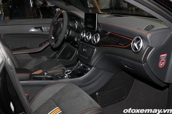 OTXM-Trien-lam-o-t0-2016-Mercedes03.jpg Màn trình diễn của Mercedes-Benz tại VMS 2015