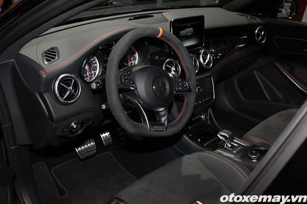 OTXM-Trien-lam-o-t0-2016-Mercedes06.jpg Màn trình diễn của Mercedes-Benz tại VMS 2015
