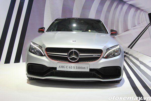 OTXM-Trien-lam-o-t0-2016-Mercedes22.jpg Màn trình diễn của Mercedes-Benz tại VMS 2015