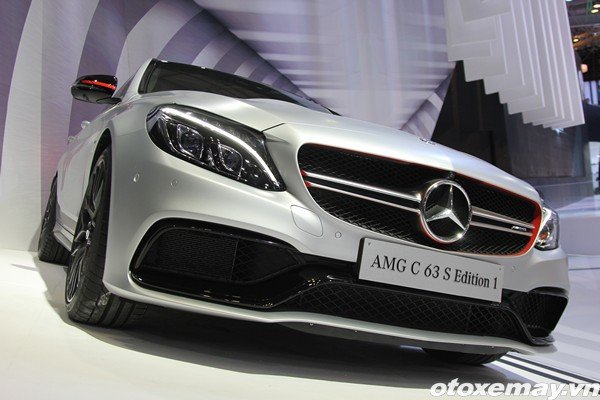 OTXM-Trien-lam-o-t0-2016-Mercedes23.jpg Màn trình diễn của Mercedes-Benz tại VMS 2015