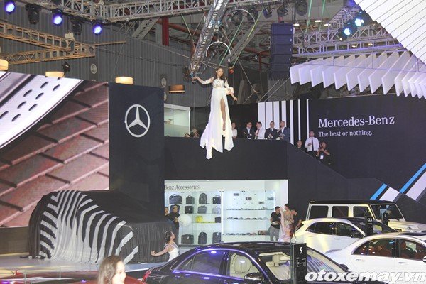 OTXM-Trien-lam-o-t0-2016-Mercedes30.jpg Màn trình diễn của Mercedes-Benz tại VMS 2015