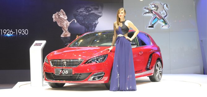 PG-trien-lam-o-to-viet-nam-2015.jpg Những thân hình sexy nhất triển lãm Ô tô Việt Nam 2015