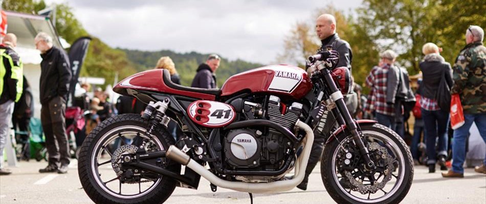 2015_YAM_MOTOKLEIN_DE_CUSTOM_STA_003_gal_worlds_full_tcm114-626702.jpg Dân buôn Yamaha bỏ bán hàng đi thi độ xe