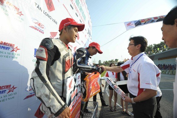 Giai-dua-xe-Honda-Binh-Duong-2016-01.jpg Giải đua xe máy đầy kịch tính đang diễn ra tại Bình Dương