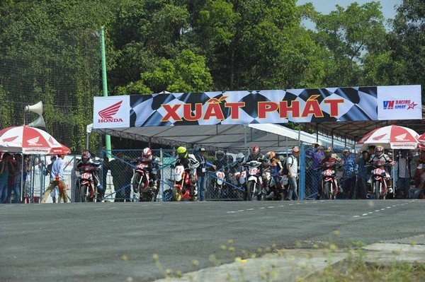 Giai-dua-xe-Honda-Binh-Duong-2016-08.jpg Giải đua xe máy đầy kịch tính đang diễn ra tại Bình Dương