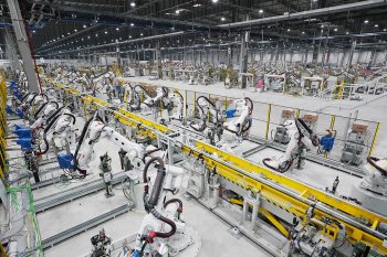 Có gì bên trong nhà máy ô tô “ngập tràn robot” của VinFast Có gì bên trong nhà máy ô tô “ngập tràn robot” của VinFast