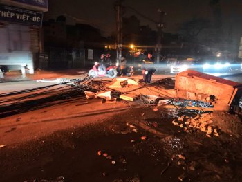 Xe bồn chở xăng kéo đổ nhiều cột điện trong đêm Xe bồn chở xăng kéo đổ nhiều cột điện trong đêm