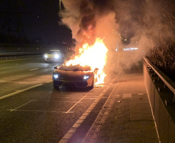 “Siêu bò” Lamborghini cháy ngùn ngụt khi vừa rời khỏi gara sửa chữa “Siêu bò” Lamborghini cháy ngùn ngụt khi vừa rời khỏi gara sửa chữa