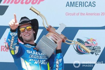 Alex Rins thắng ấn tượng trong ngày Marquez gặp tai nạn Alex Rins thắng ấn tượng trong ngày Marquez gặp tai nạn