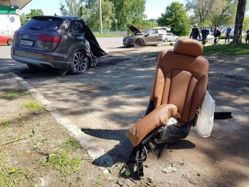 Audi Q7 đứt đôi sau tai nạn, tài xế may mắn sống sót Audi Q7 đứt đôi sau tai nạn, tài xế may mắn sống sót