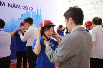 Honda Việt Nam trao tặng 20.000 mũ bảo hiểm hưởng ứng năm ATGT Honda Việt Nam trao tặng 20.000 mũ bảo hiểm hưởng ứng năm ATGT