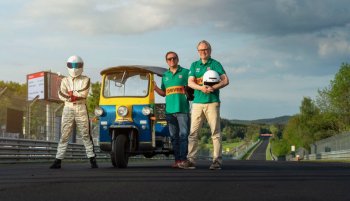 Xe tuk-tuk mạo hiểm “chinh phục” đường đua Nurburgring Xe tuk-tuk mạo hiểm “chinh phục” đường đua Nurburgring