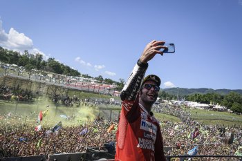 Chặng 6 MotoGP: Danilo Petrucci có chiến thắng chặng đầu tiên trong sự nghiệp Chặng 6 MotoGP: Danilo Petrucci có chiến thắng chặng đầu tiên trong sự nghiệp
