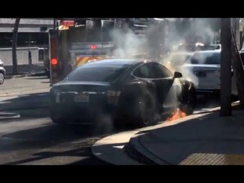 Tesla Model S bất ngờ bốc cháy khi đang sạc pin Tesla Model S bất ngờ bốc cháy khi đang sạc pin