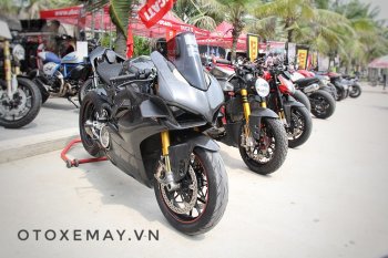 Cận cảnh Ducati V4S hóa thân V4R với dàn áo Carbon độc nhất Việt Nam Cận cảnh Ducati V4S hóa thân V4R với dàn áo Carbon độc nhất Việt Nam