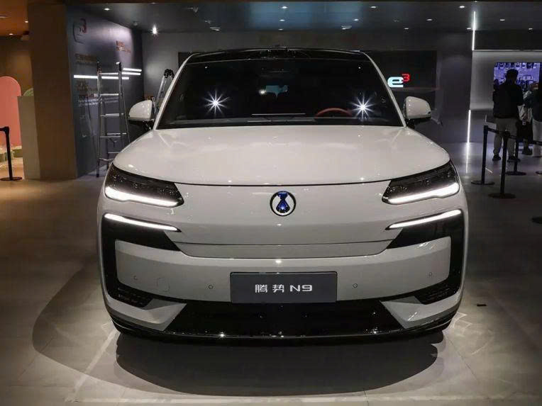 BYD%20ch%E1%BB%91t%20l%E1%BB%8Bch%20ra%20m%E1%BA%AFt%20Denza%20N9 Anh2
