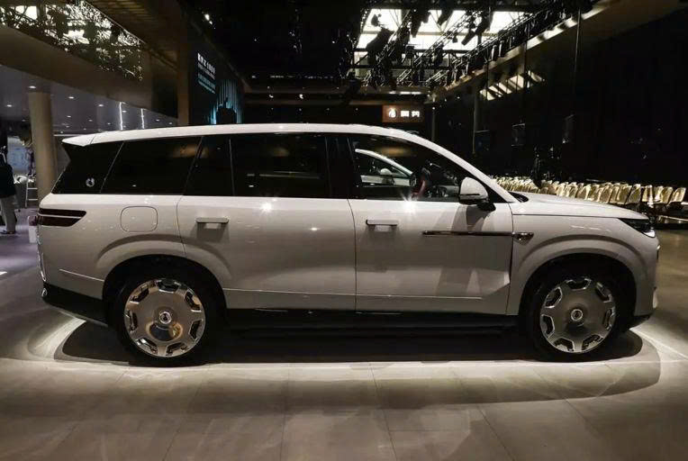 BYD%20ch%E1%BB%91t%20l%E1%BB%8Bch%20ra%20m%E1%BA%AFt%20Denza%20N9 Anh5