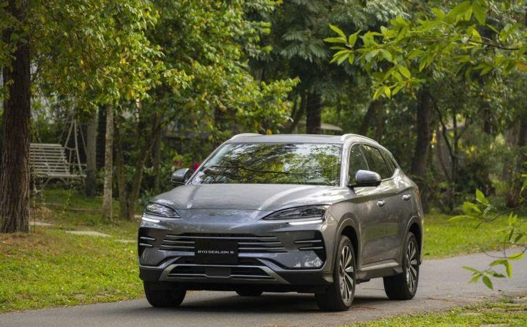 BYD tiếp tục mở rộng hệ thống phân phối, sẵn sàng khai trương Showroom mới tại Hà Nội BYD%20ti%E1%BA%BFp%20t%E1%BB%A5c%20m%E1%BB%9F%20r%E1%BB%99ng%20h%E1%BB%87%20th%E1%BB%91ng%20ph%C3%A2n%20ph%E1%BB%91i Anh3
