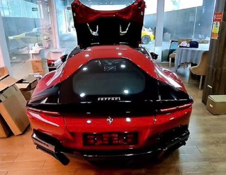 Chi%20ti%E1%BA%BFt%20Ferrari%2012Cilindri%20%C4%91%E1%BA%A7u%20ti%C3%AAn%20Vi%E1%BB%87t%20Nam Anh4