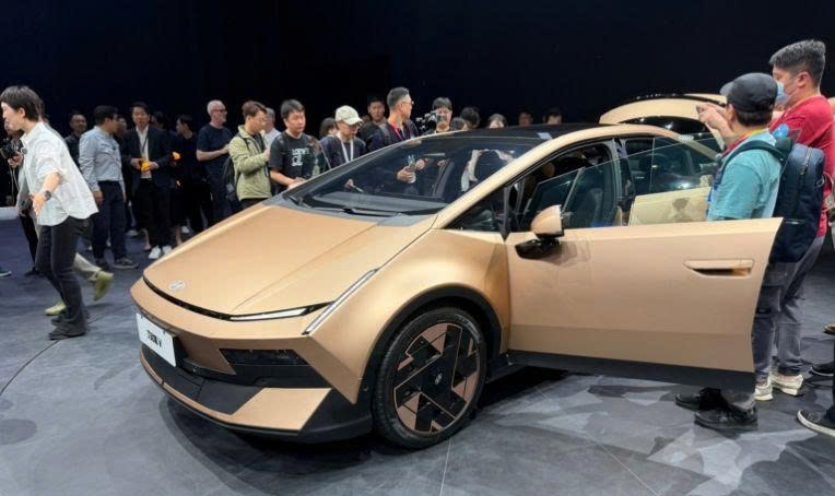 Hyundai%20Ioniq%20V%20tr%C3%ACnh%20l%C3%A0ng Anh2